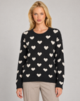 Maglia donna con cuori nero indossata da Polly 7 — dettaglio girocollo e fantasia