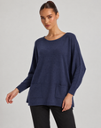 Maglia donna ampia con tasche blu indossata da Polly 6, vista a tre quarti