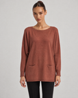 Maglia donna ampia con tasche coccio indossata da Polly 6, vista frontale