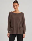 Maglia donna ampia con tasche marrone indossata da Polly 6, vista frontale