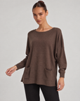 Maglia donna ampia con tasche marrone indossata da Polly 6, vista a tre quarti