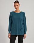 Maglia donna ampia con tasche ottanio indossata da Polly 6, vista frontale