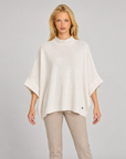 Maglia donna oversize bianco indossata da Polly 7 — vista frontale