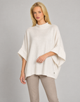Maglia donna oversize bianco indossata da Polly 7 — vista di tre quarti