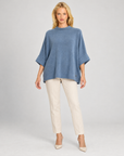 Maglia donna oversize jeans indossata da Polly 7 — vista frontale