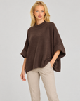 Maglia donna oversize marrone indossata da Polly 7 — vista di tre quarti
