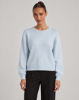 Maglia girocollo azzurro indossata da Polly 6, vista frontale