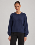 Maglia girocollo blu indossata da Polly 6, vista frontale