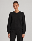 Maglia girocollo nero indossata da Polly 6, vista frontale