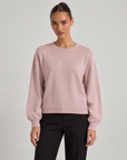 Maglia girocollo rosa indossata da Polly 6, vista frontale