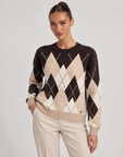 Maglia donna a rombi marrone indossata da Polly 6, vista a tre quarti