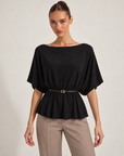 Maglia donna nera con cintura sottile e fibbia dorata, scollo a barca, Polly 6 – frontale