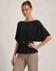 Maglia donna nera con cintura sottile e fibbia dorata, scollo a barca, Polly 6 – tre-quarti