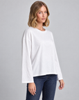 Maglia donna girocollo in cotone elasticizzato 1888 Bianco, vista tre-quarti su modella