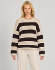 Maglia donna a righe beige indossata da Polly 7 — vista frontale