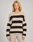 Maglia donna a righe beige indossata da Polly 7 — dettaglio girocollo e trama