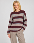 Maglia donna a righe bordeaux indossata da Polly 7 — vista di tre quarti