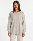 Maglia donna lunga girocollo beige — frontale con Polly 4
