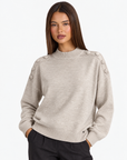Maglia collo alto con bottoni sulle spalle Beige, Polly 4 – primo piano a tre quarti