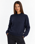 Maglia collo alto con bottoni sulle spalle Blu, Polly 4 – primo piano a tre quarti