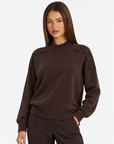 Maglia collo alto con bottoni sulle spalle Marrone, Polly 4 – primo piano a tre quarti