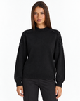 Maglia collo alto con bottoni sulle spalle Nero, Polly 4 – vista frontale