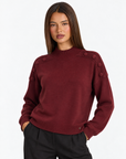 Maglia collo alto con bottoni sulle spalle Rosso, Polly 4 – primo piano a tre quarti