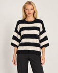 Maglia donna bianco a righe larghe con girocollo indossata da Polly 7 - vista frontale