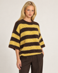 Maglia donna giallo a righe larghe con girocollo indossata da Polly 7 - vista a tre quarti