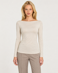 Maglia donna beige con scollo a barchetta indossata da Polly 7 - vista frontale