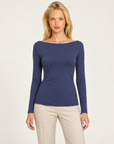 Maglia donna blu con scollo a barchetta indossata da Polly 7 - vista frontale