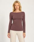 Maglia donna bordeaux con scollo a barchetta indossata da Polly 7 - vista frontale