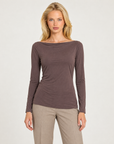 Maglia donna marrone con scollo a barchetta indossata da Polly 7 - vista frontale