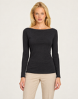 Maglia donna nero con scollo a barchetta indossata da Polly 7 - vista frontale