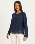 Maglia blu luminosa con bordo in pizzo, indossata da Polly 4, vista di tre quarti