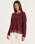 Maglia bordeaux luminosa con bordo in pizzo, indossata da Polly 4, vista di tre quarti