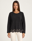 Maglia nero luminosa con bordo in pizzo, indossata da Polly 4, vista frontale