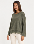 Maglia verde luminosa con bordo in pizzo, indossata da Polly 4, vista di tre quarti