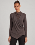 Maglia incrociata con pizzo marrone indossata da Polly 6, vista frontale