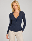 Maglia donna misto cashmere blu con scollo a V e quattro bottoni, Polly 7 - dettaglio parte superiore