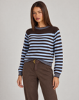 Maglia donna a righe in misto viscosa azzurro indossata da Polly 4, vista di tre quarti