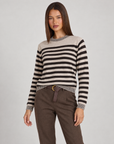 Maglia donna a righe in misto viscosa beige indossata da Polly 4, vista di tre quarti