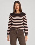 Maglia donna a righe in misto viscosa marrone indossata da Polly 4, vista frontale
