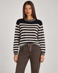 Maglia donna a righe in misto viscosa nero indossata da Polly 4, vista frontale