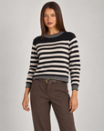 Maglia donna a righe in misto viscosa nero indossata da Polly 4, vista di tre quarti