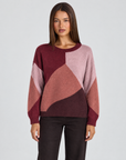 Maglia donna girocollo a blocchi di colore Bordeaux indossata da Polly 4 — vista frontale