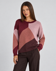 Maglia donna girocollo a blocchi di colore Bordeaux indossata da Polly 4 — vista a tre quarti