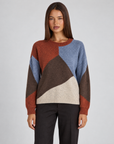 Maglia donna girocollo a blocchi di colore Coccio indossata da Polly 4 — vista frontale