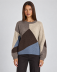 Maglia donna girocollo a blocchi di colore Taupe indossata da Polly 4 — vista frontale