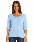 Maglia Donna in Cotone e Lana Girocollo n80 1202 Azzurro con Polly 4 – primo piano frontale